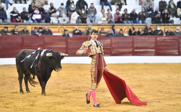 Carlos Domínguez y un buen novillo de Marca salvan la primera de Olivenza