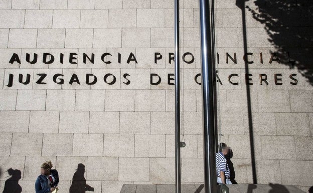 Internan a un menor de la provincia de Cáceres por causar un incendio y aterrorizar a su madre y sus vecinos