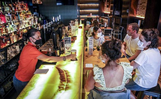 Varias personas en un bar. /Igor Martín