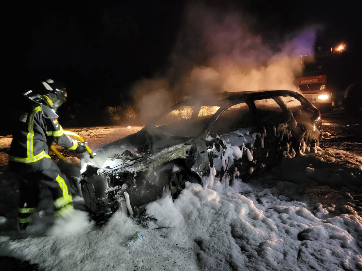 Los bomberos apagan un turismo incendiado entre Alburquerque y Herreruela