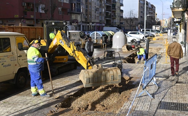 Cuatro reventones de tuberías en dos días en la avenida pacense Ricardo Carapeto