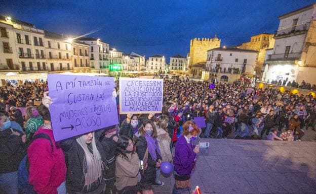 Miles de personas claman en Extremadura contra la brecha salarial o la violencia machista