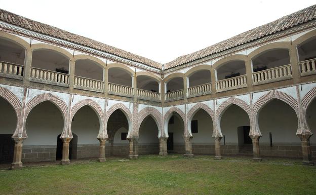 El Palacio de los Duques de Alba en Abadía y la iglesia de la Asunción de Montehermoso, declarados BIC