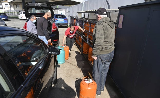 Los portugueses aún compran gasolina y butano en Badajoz pese al alza de precios