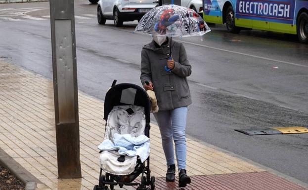 Una persona con un paraguas esta mañana en Badajoz.