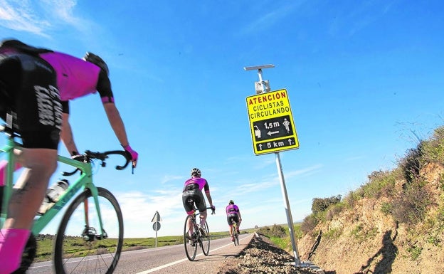 Los coches van más despacio en la carretera del Casar de Cáceres por los detectores de ciclistas