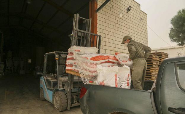 UPA-UCE reclama servicios mínimos en el transporte para que los ganaderos alimenten a los animales