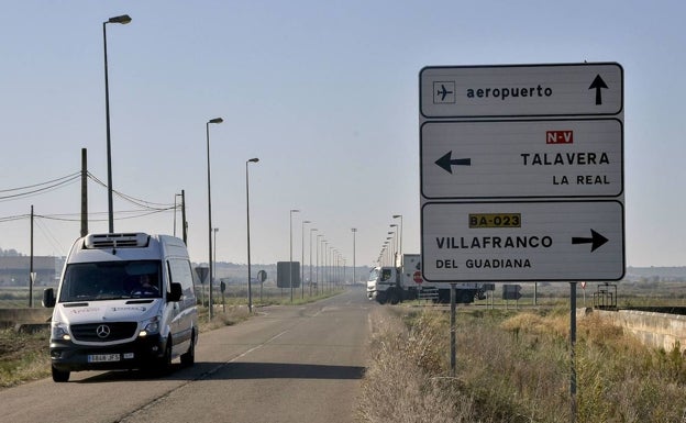 La ampliación de la carretera del aeropuerto de Badajoz sigue pendiente del cambio de titularidad