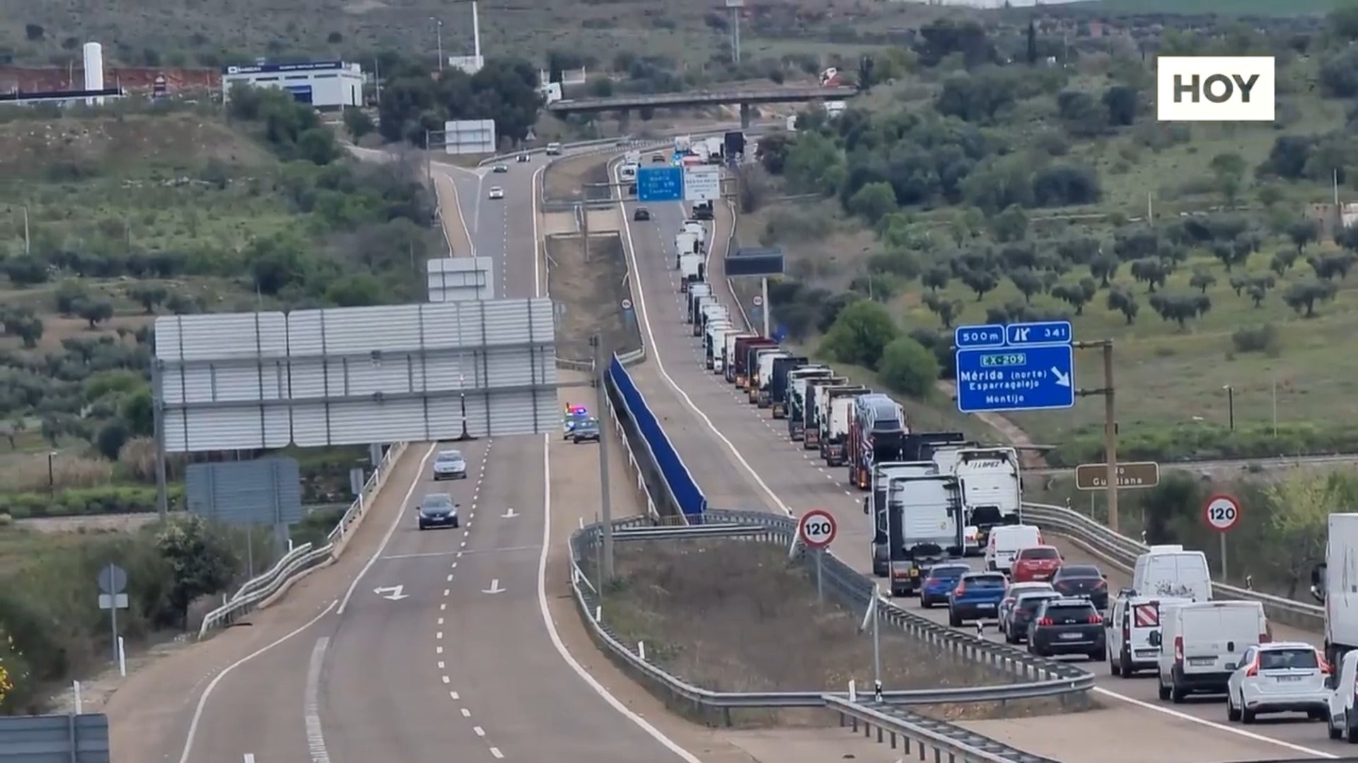 Los camioneros bloquean el enlace entre la A-5 y la A-66 en Mérida