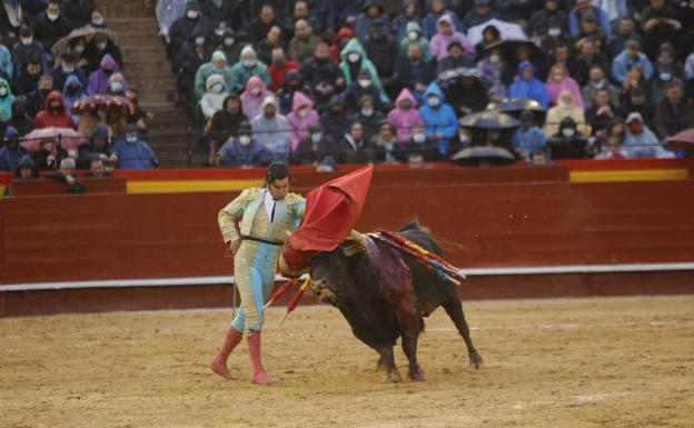 Creatividad de Morante y temple de Aguado ante la desabrida climatología en Valencia