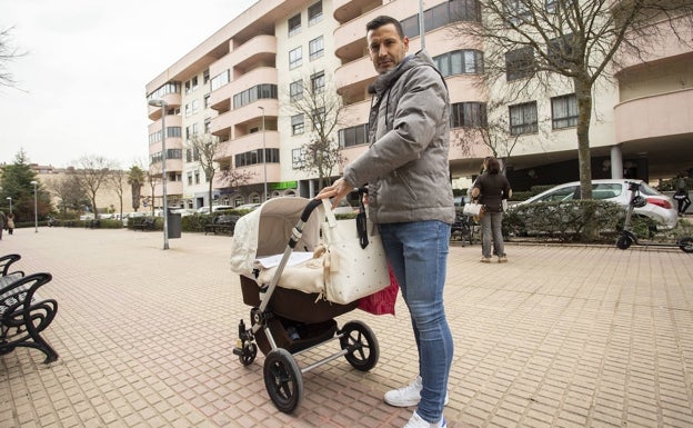 Solo el 7% de las excedencias laborales para cuidar a un hijo en Extremadura las piden los hombres