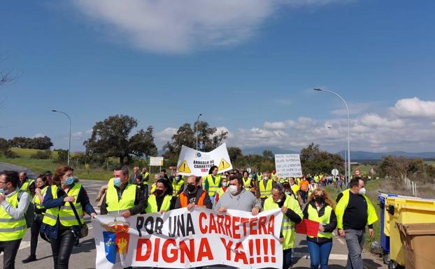 Cerca de 250 personas se manifiestan por el arreglo de la carretera del pantano del Borbollón