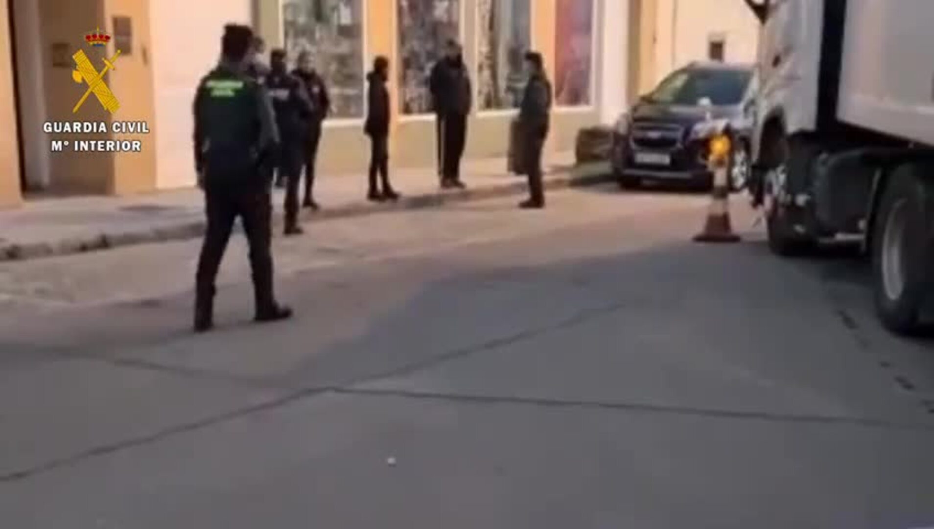 La Guardia Civil escolta a un Camión en Miajadas