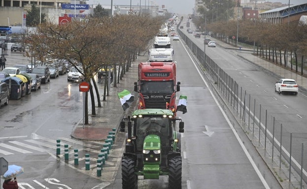 Los transportistas bloquean las carreteras de Extremadura en protesta por el precio de los carburantes