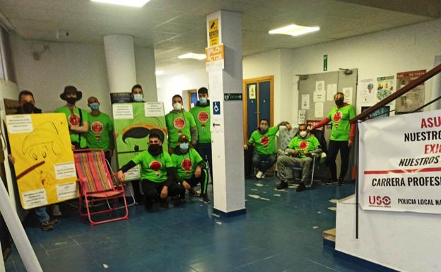 Los policías locales de Navalmoral que trabajan a turnos se encierran en la jefatura