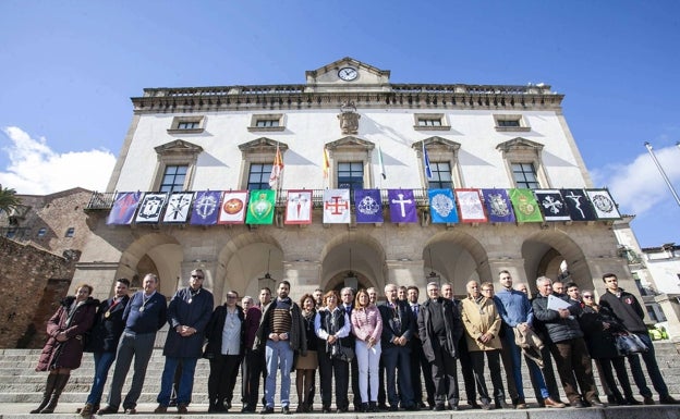 Los pendones de las cofradías cacereñas lucirán esta Semana Santa en el Foro de los Balbos