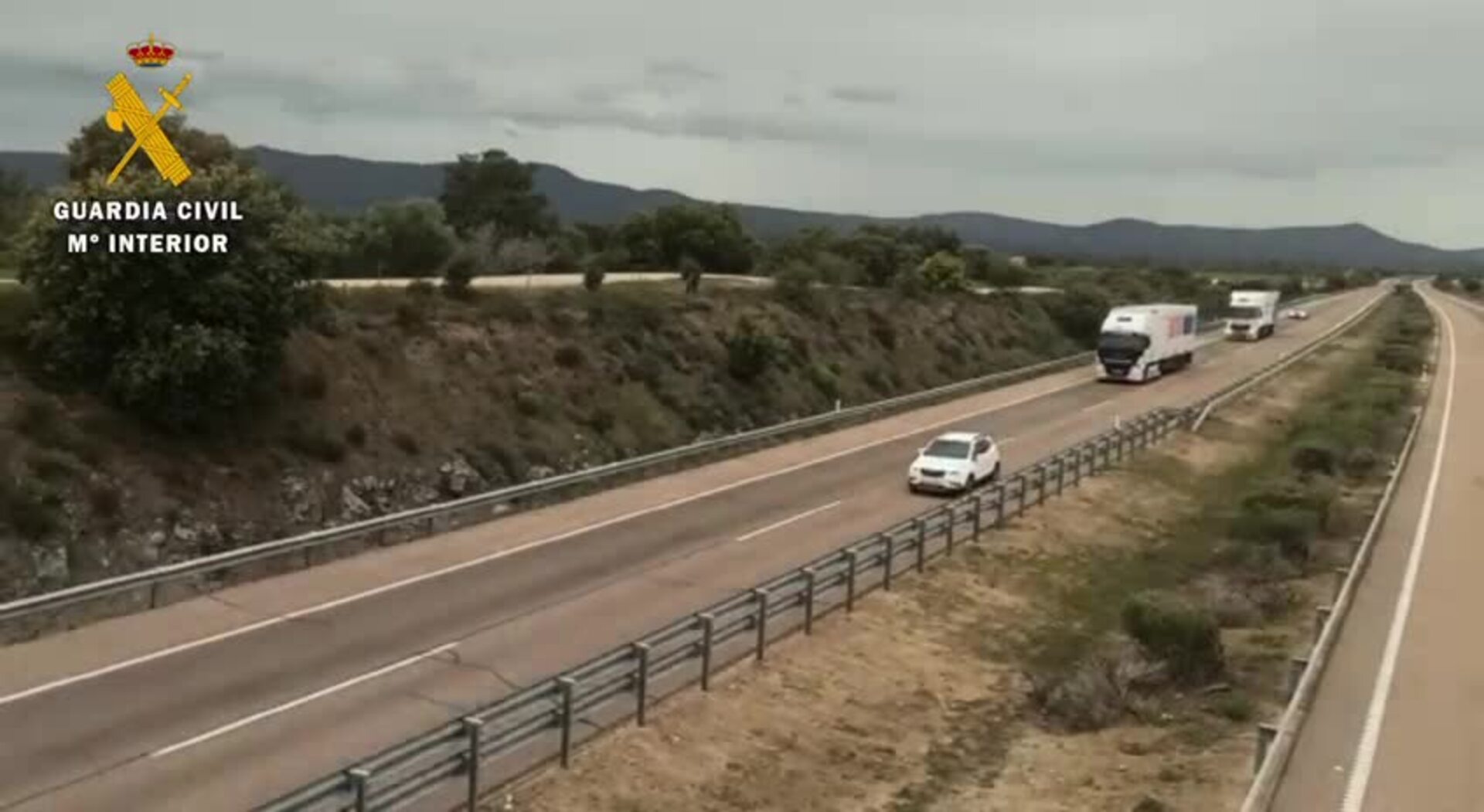 La Guardia Civil de Cáceres escolta a dos camiones con productos alimenticios desde Cáceres a Miajadas