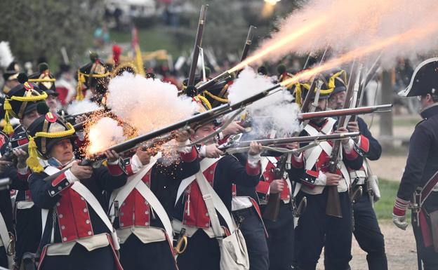 Badajoz vuelve al siglo XIX con olor a pólvora