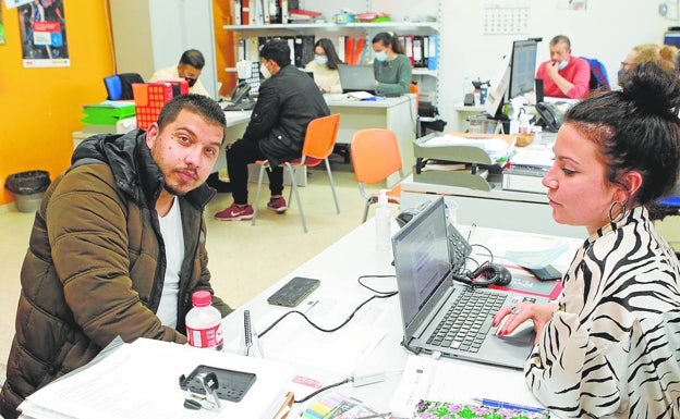 «Somos cinco en casa y nos dan 800 euros, así que nos cuesta mucho llegar a fin de mes»