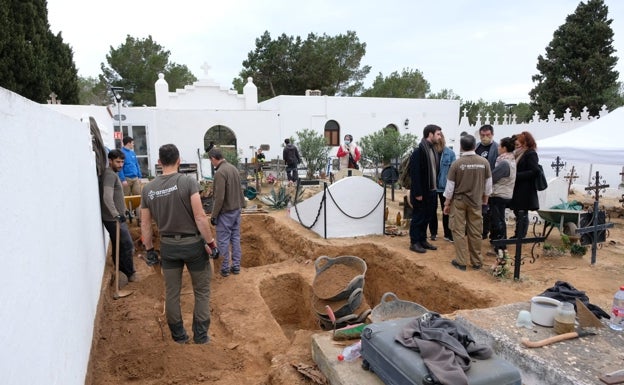 Empieza la exhumación en Formentera para identificar a 38 extremeños represaliados