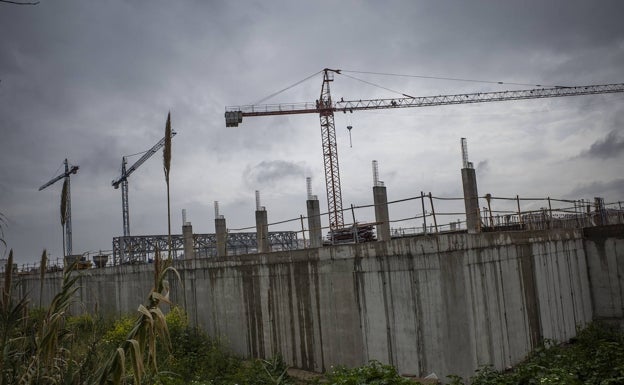 La piscina que se ahoga en retrasos