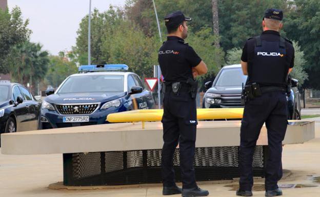 Policía Nacional detiene a un hombre cuando se encontraba robando en el interior de un vehículo