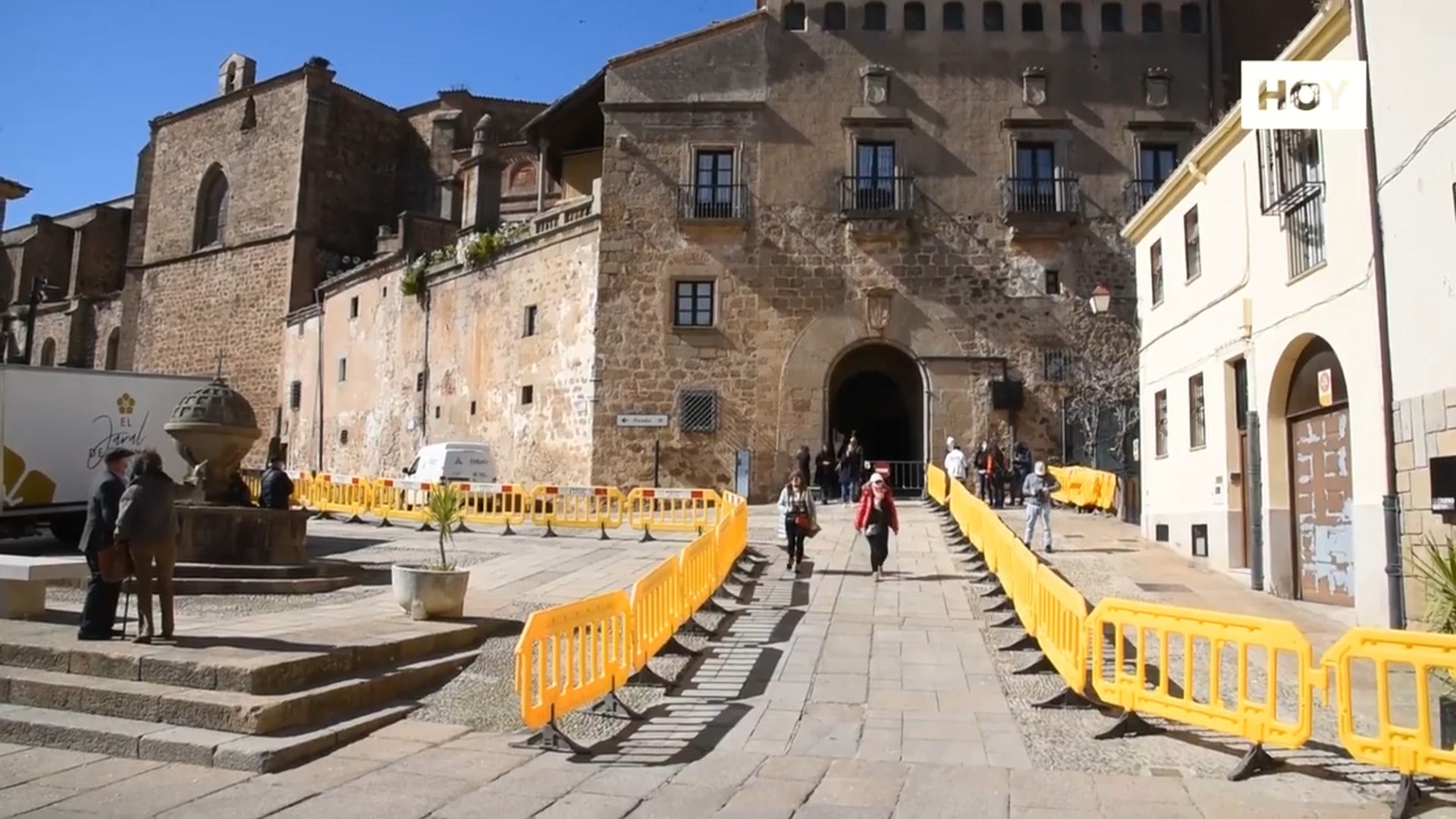 Instaladas las vallas para el paseíllo de invitados a la boda de Álvaro Falcó e Isabelle Junot