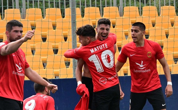 El Montijo se deja dos puntos en Cádiz en el minuto 95