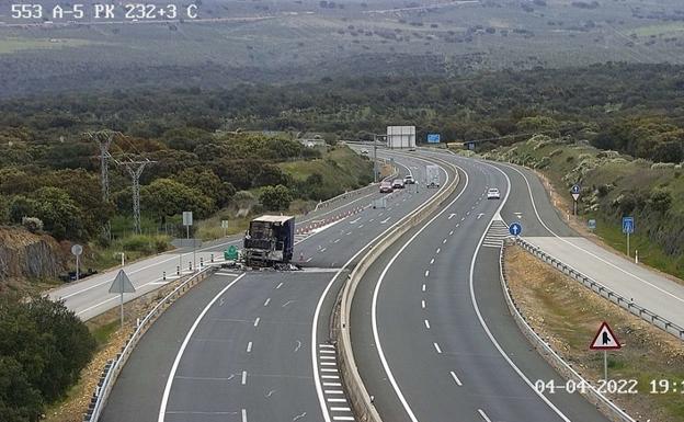 Arde un camión en la A-5, cerca de Jaraicejo