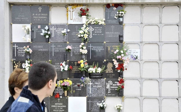 El padre y el marido de una fallecida litigan por sus cenizas