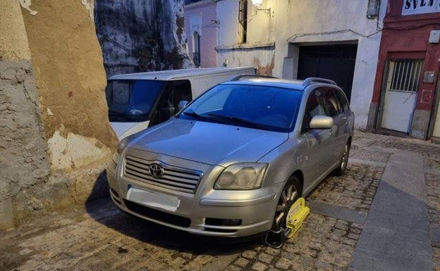 Siete cepos en seis días en coches mal aparcados en el Casco Antiguo de Badajoz