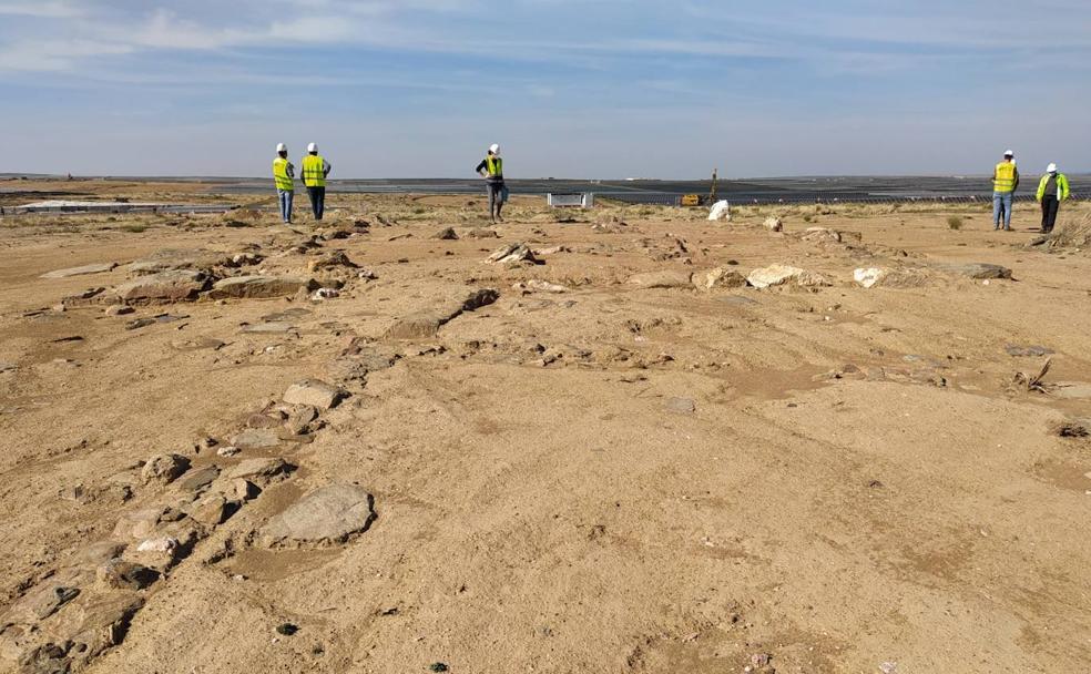 Dos yacimientos de la Edad de Hierro junto a la mayor planta solar de Europa