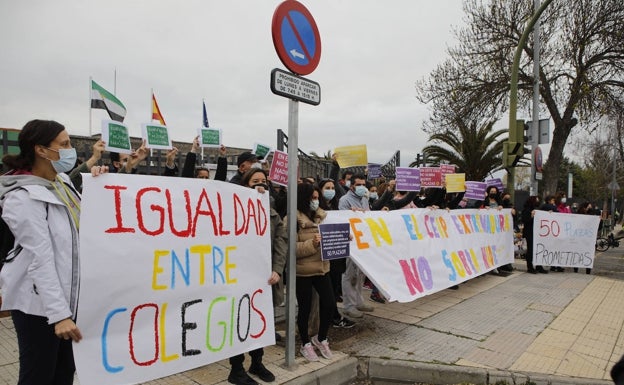 El colegio Extremadura de Cáceres clama contra la supresión de una línea