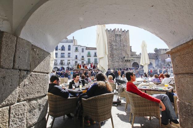 Terrazas donde tomar algo y no perderse ni un paso de la Semana Santa extremeña