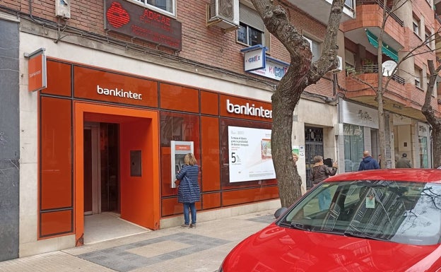 Le condenan por llevarse al descuido 15.550 euros de una caja fuerte de un banco de Cáceres