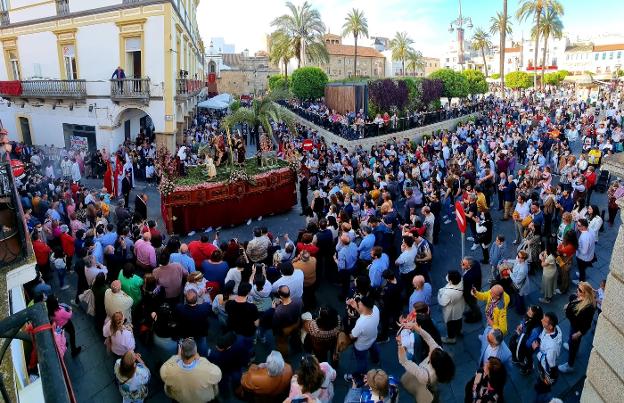 Lágrimas bajo el Patrocinio y lleno en la Plaza de España para ver a la Infantil