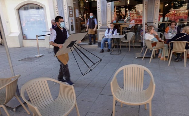 La Policía Local de Badajoz obliga a levantar los veladores más próximos a la carrera oficial en la plaza de España