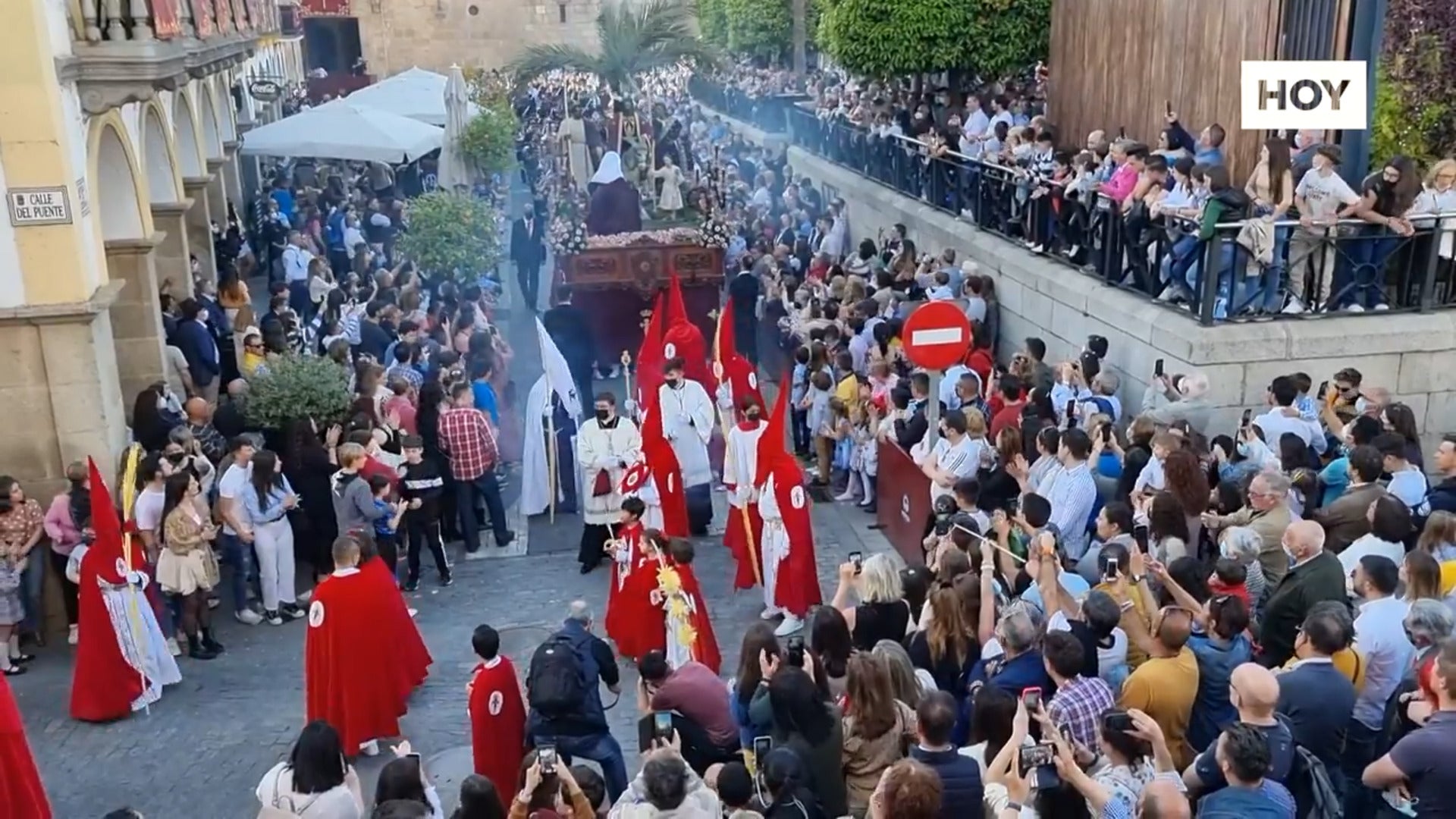 ​Lágrimas bajo el Patrocinio y lleno en la Plaza de España para ver a la Infantil
