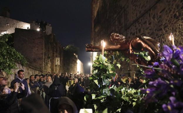 La Esperanza y el Cristo Negro anticipan un Miércoles Santo multitudinario en Cáceres