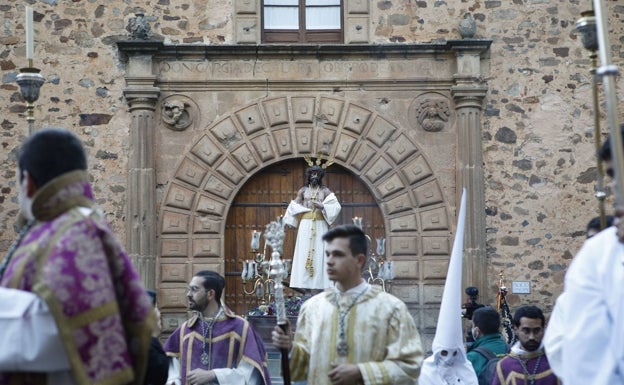 Jesús Despojado debuta en las calles de Cáceres y desafía el riesgo de lluvia