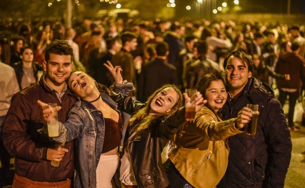 El Ayuntamiento de Badajoz no eliminará la prohibición de hacer botellón
