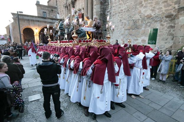 «Vamos a intentar sacar todos los pasos en Plasencia, pero aún nos faltan costaleros»