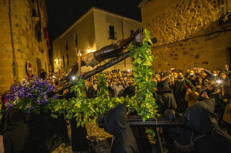 El Cristo Negro recorre la Ciudad Monumental de Cáceres