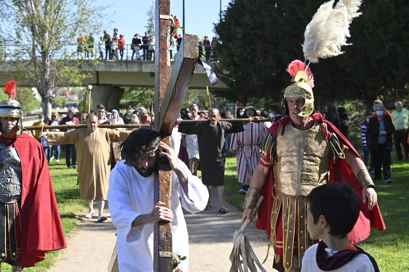 Cerro de Reyes vive su vía crucis con la riada en el recuerdo