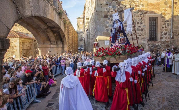 Los cofrades responden en Cáceres y sacan a la calle todos los pasos en los días grandes