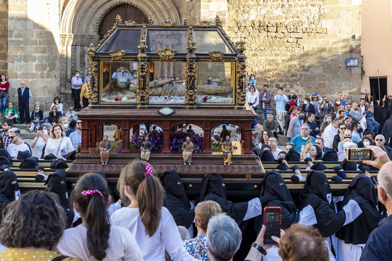 Plasencia acompaña a La Soledad en su dolor