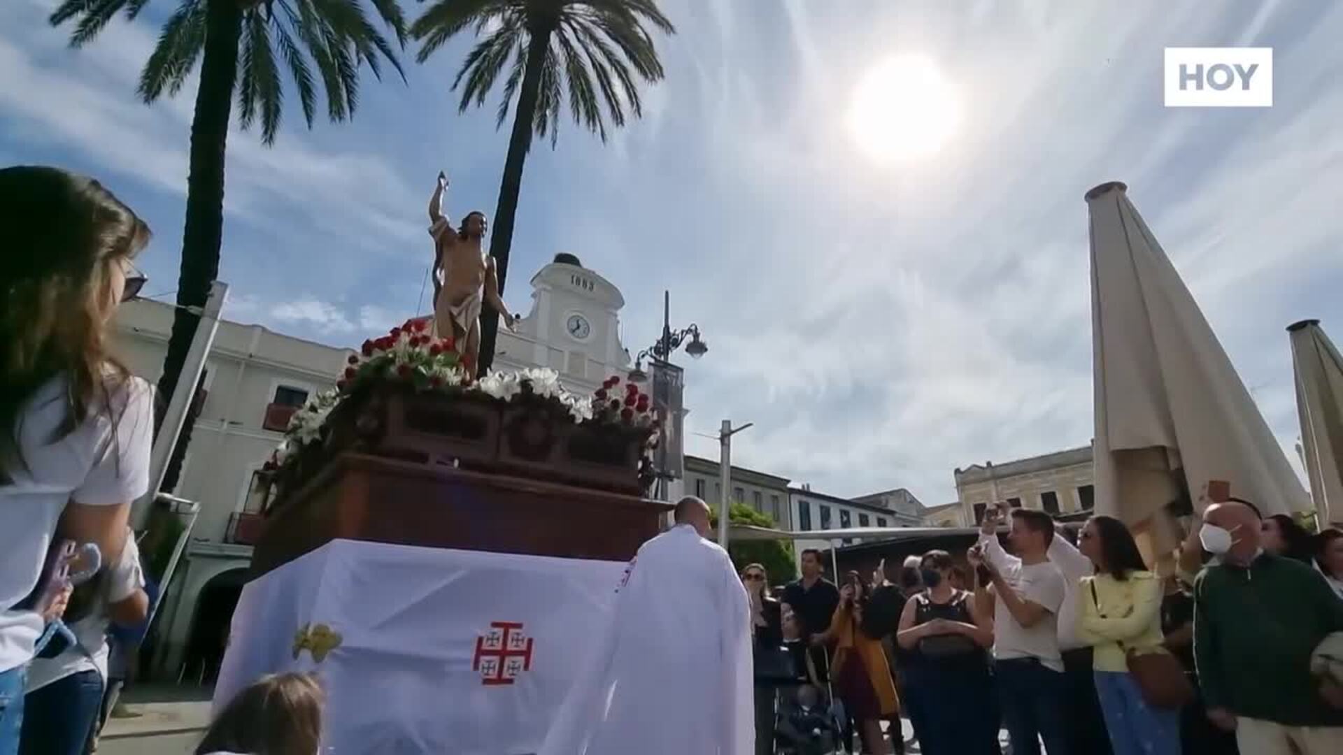 Cohetes y repique de campanas para el Resucitado en la Basílica de Santa Eulalia