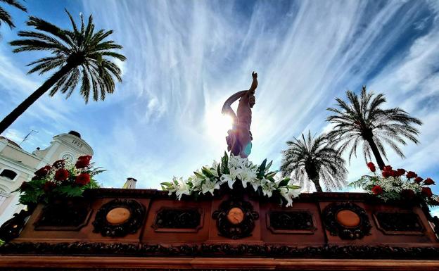 Cohetes y repique de campanas para el Resucitado en la Basílica de Santa Eulalia