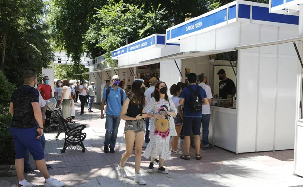 La Feria del Libro de Cáceres abre este jueves sus 15 expositores en el Paseo de Cánovas