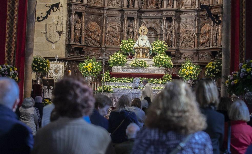 Estos son los mantos que lucirá la patrona de Cáceres en el novenario